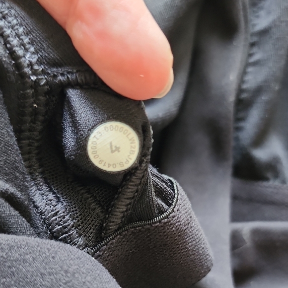 Lululemon Always Aligned Bra in Black EUC - Picture 2 of 4